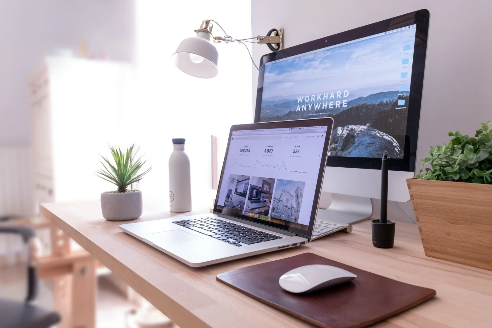 Mockup einer modernen Unternehmens-Website auf einem Laptop | DAST Media