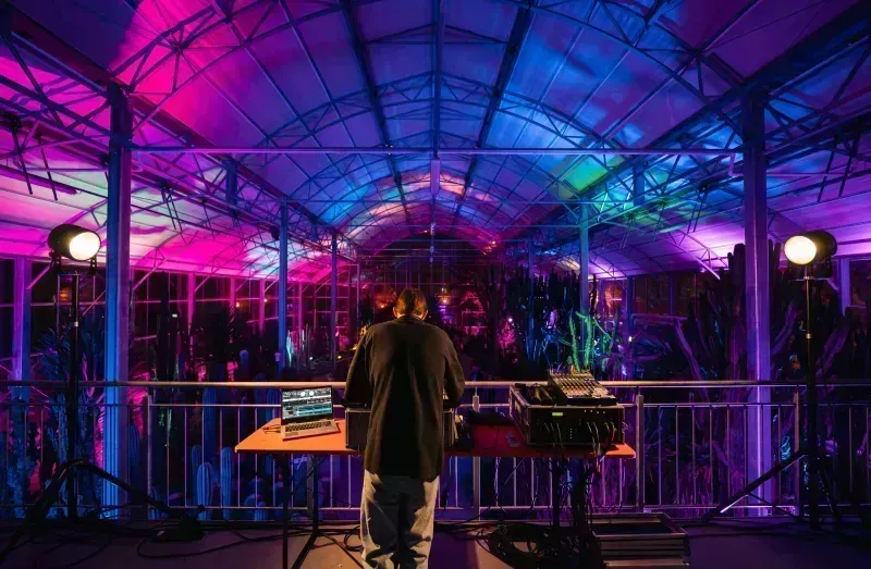 DJ Ole auf einem Afterwork Event im Pflanzenhaus Überlingen auf'n schluck | Website Entwicklung und Beratung von DAST Media