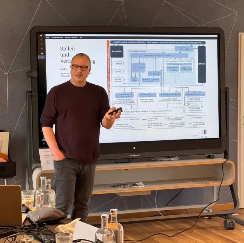 Marcus Moroff bei einer Schulung für Eventsicherheit | Webseite von DAST Media